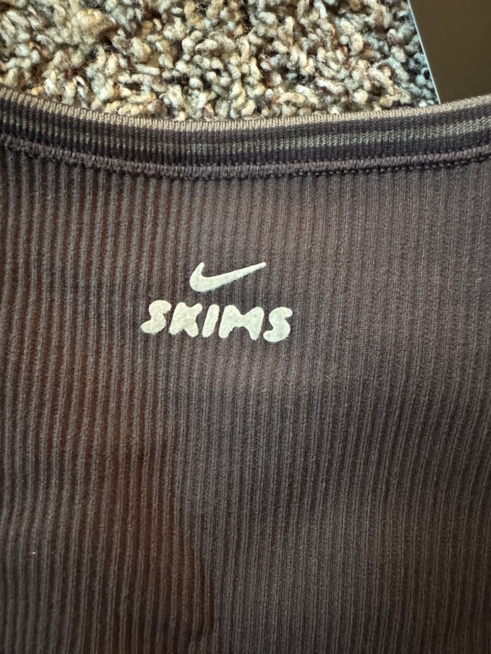 Skims Nike Ribbed Seamless Short Sleeve Top - Picture 3 of 4